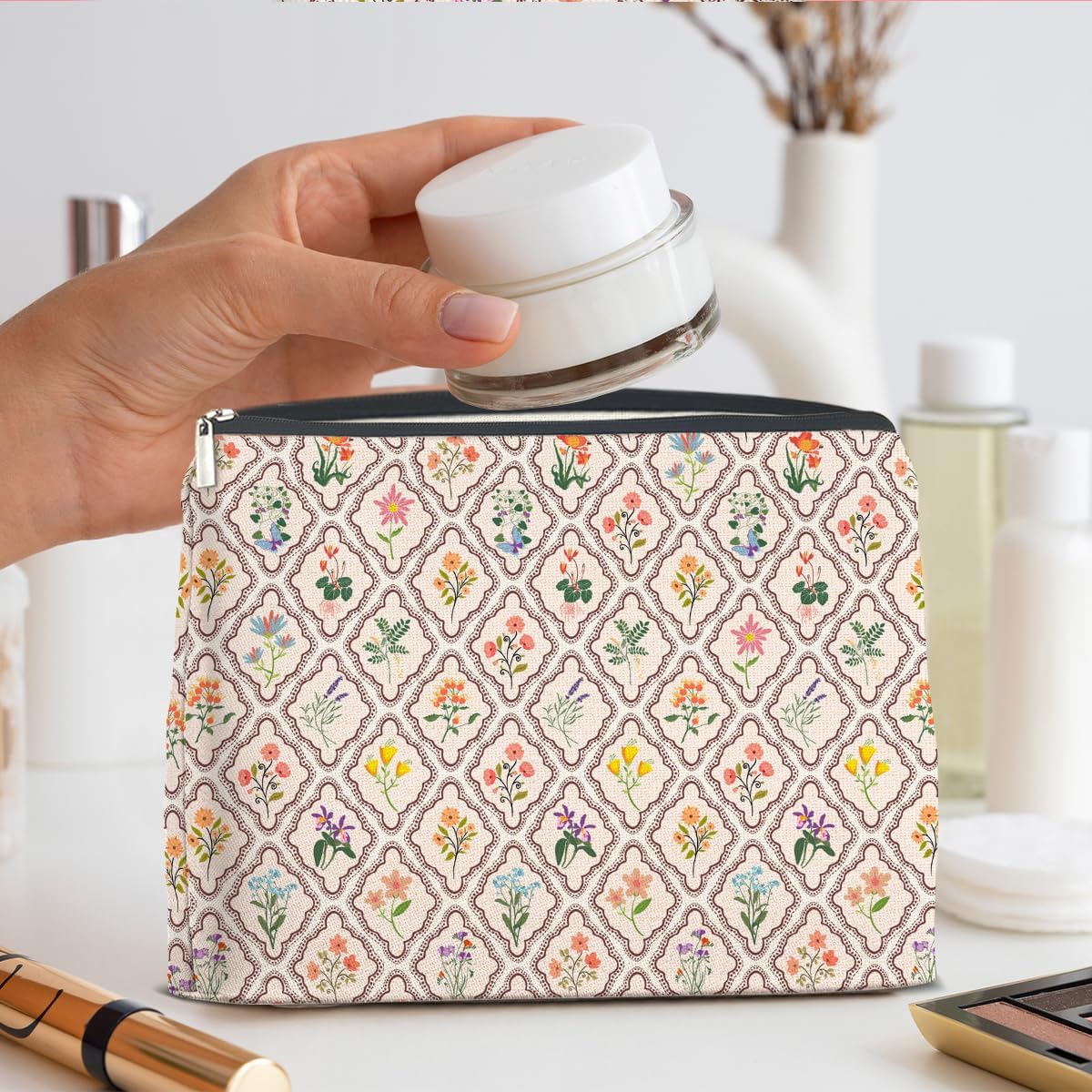 Aesthetic Floral Makeup Bag Gifts for Women Cute Flowers Cosmetic Bag Zipper Pouch