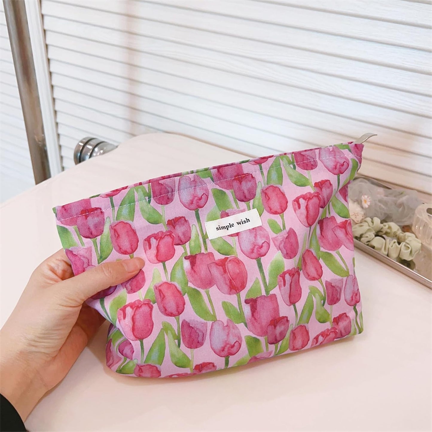 Wudygir Floral Makeup Bag for Women Travel Toiletry Bag Large Capacity Cosmetic Pouch with Zipper Cute Makeup Organizer Portable Handbag (Tulips)