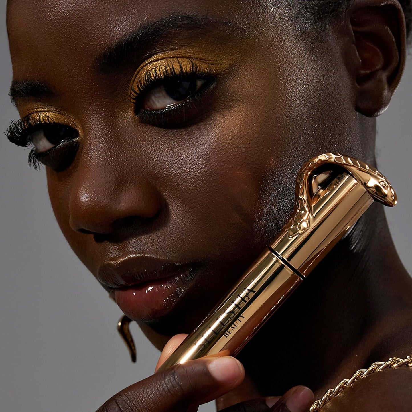 Black Mascara Queen Cobra – Volumizing, Curling, Lengthening – Soft Brush for Smooth Application – Long-Lasting & Weather-Proof – 0.34 fl.oz. - Made in Italy