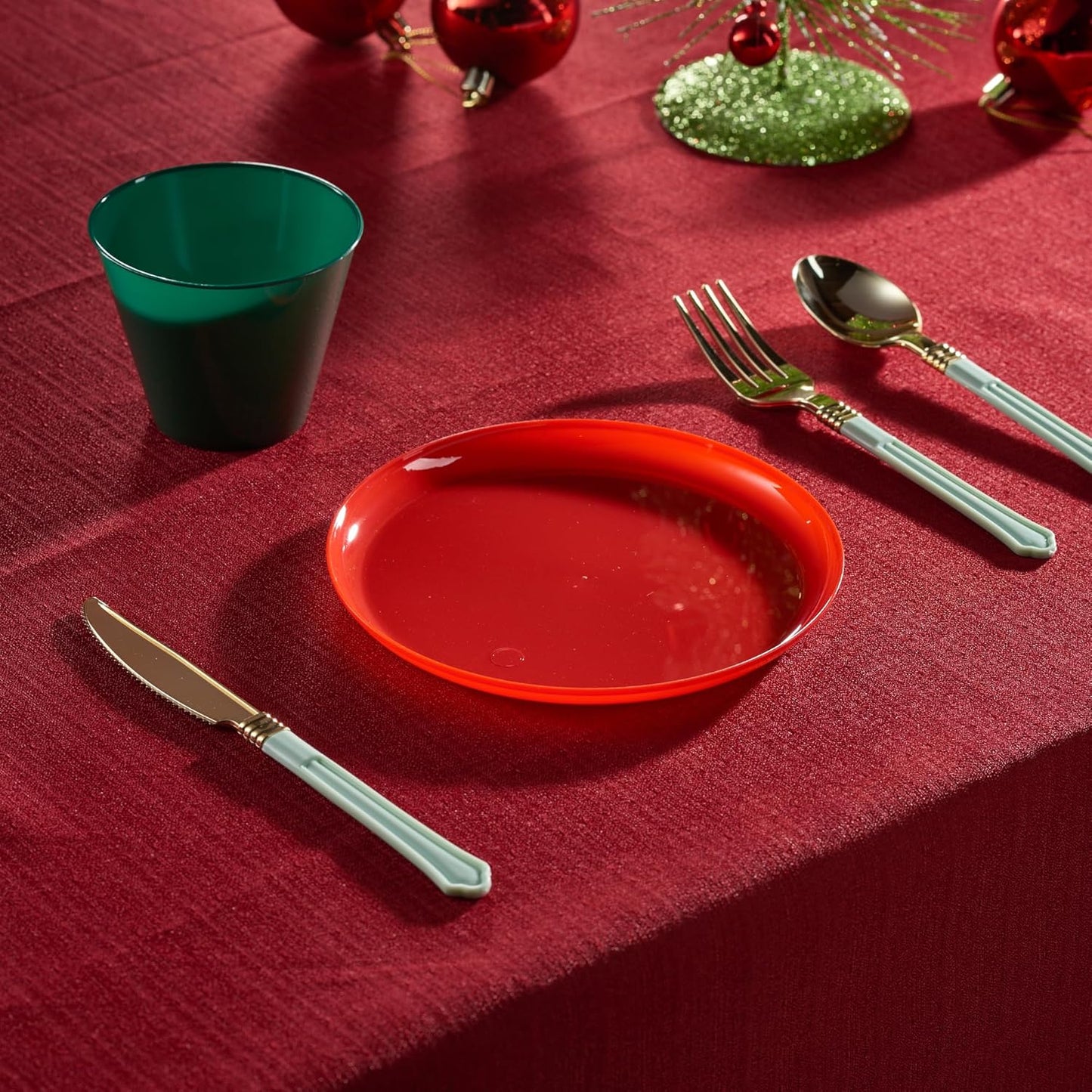 PLASTICPRO 30 Pack 6.3'' Christmass Plates Red Plastic Party Plates Edge Collection Premium heavyweight Elegant Disposable Tableware Dishes